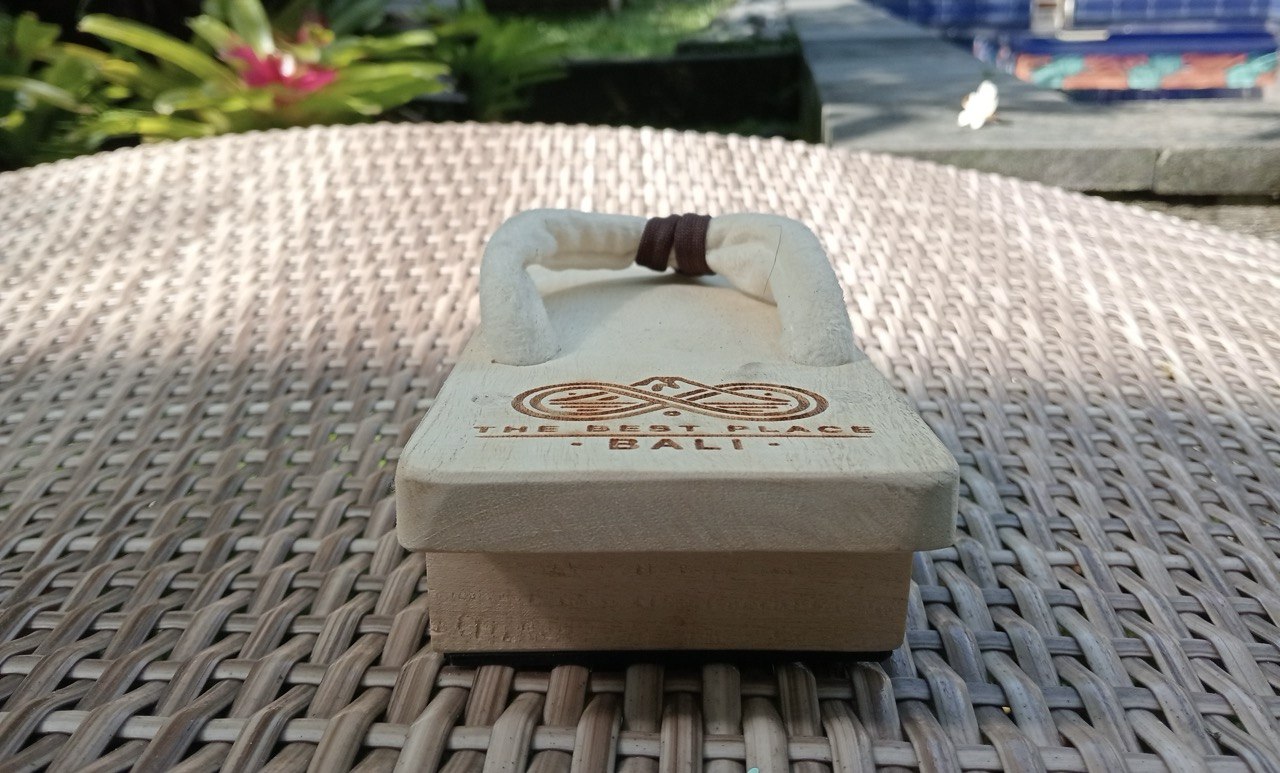 Front view of the handmade wooden geta with cotton thong and dark cord